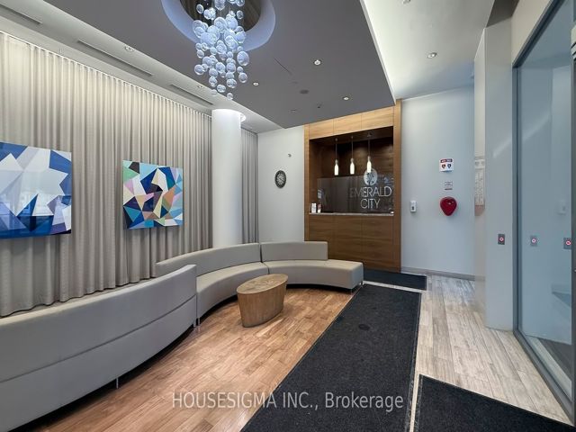 206 - 62 Forest Manor Rd