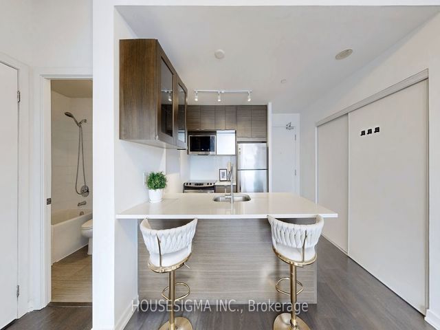 206 - 62 Forest Manor Rd