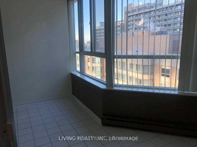 PH02 - 717 Bay St