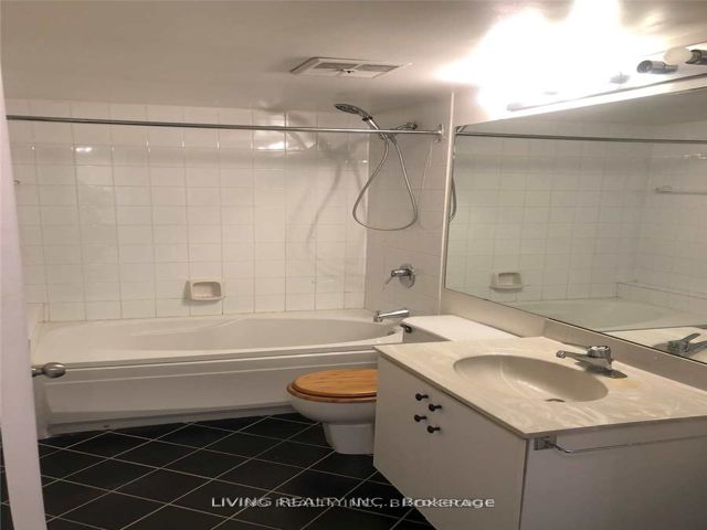PH02 - 717 Bay St