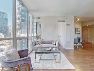909 - 45 Charles St E