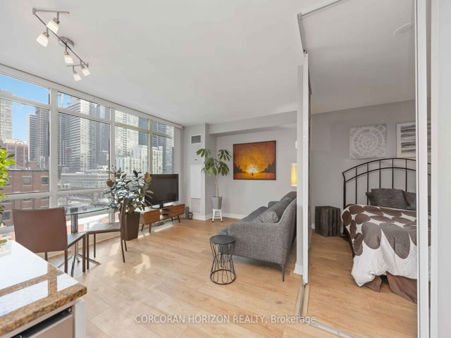 906 - 397 Front St W