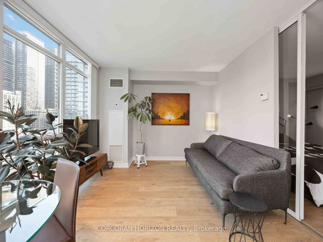 906 - 397 Front St W