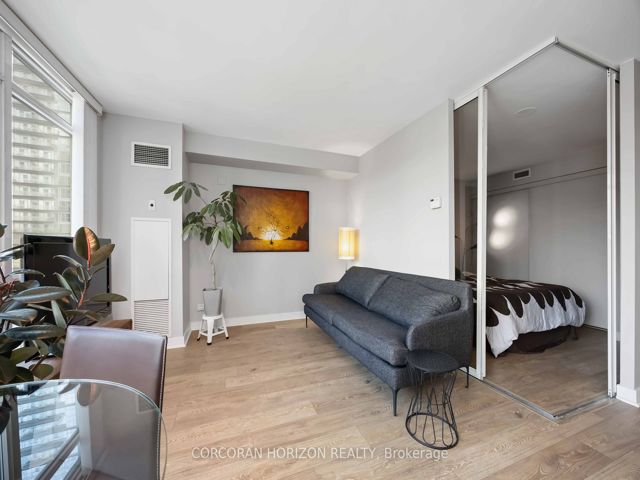 906 - 397 Front St W
