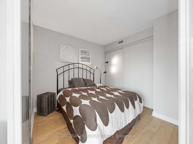 906 - 397 Front St W