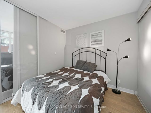 906 - 397 Front St W