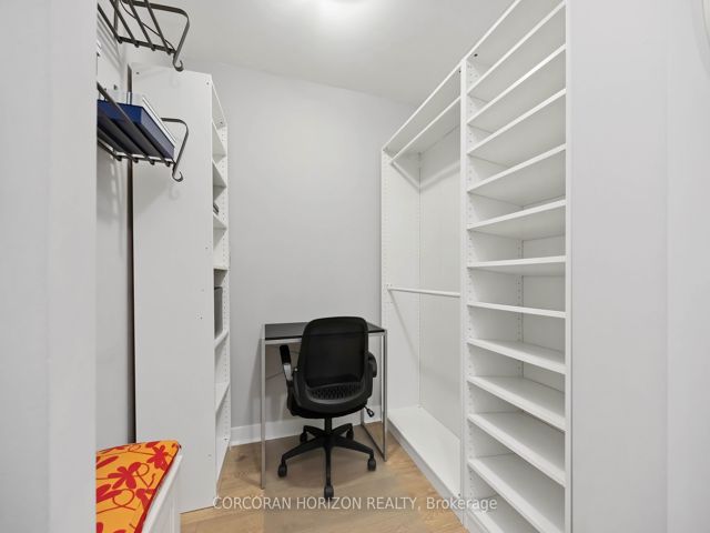 906 - 397 Front St W