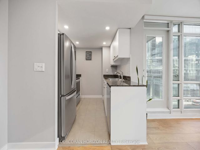 906 - 397 Front St W
