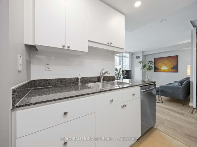 906 - 397 Front St W