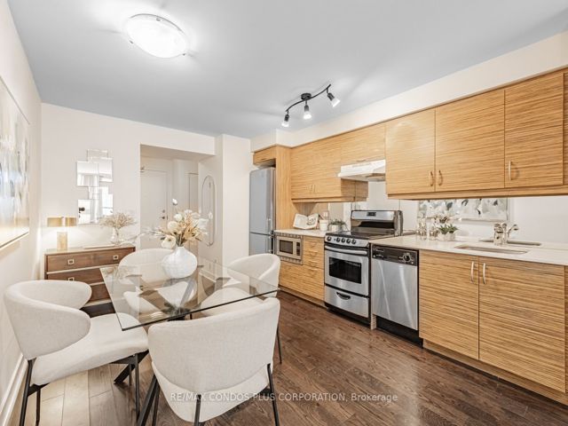 813 - 320 Richmond St E