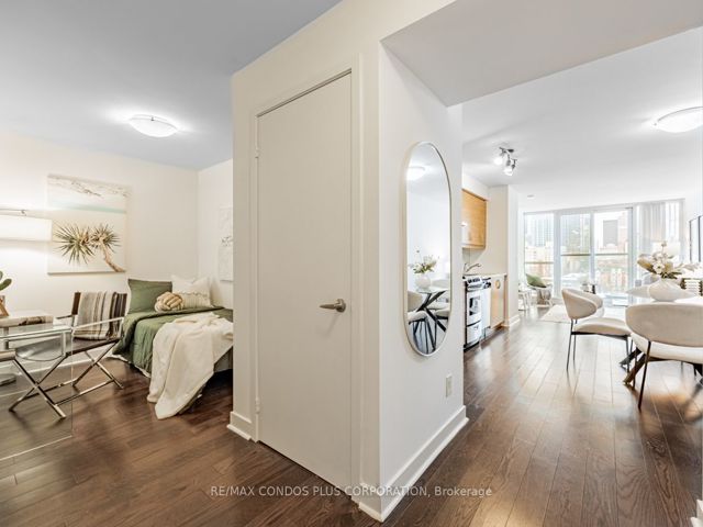813 - 320 Richmond St E