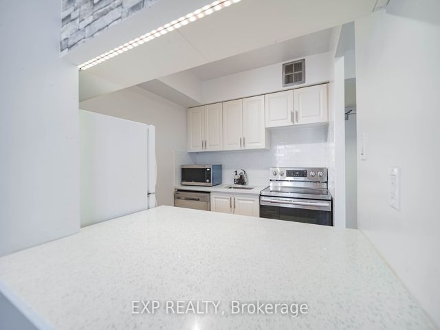 2322 - 633 Bay St