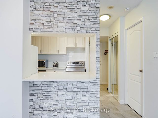 2322 - 633 Bay St