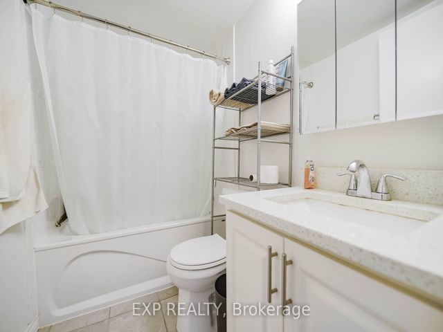 2322 - 633 Bay St