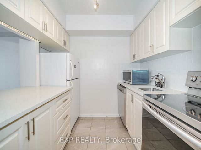 2322 - 633 Bay St