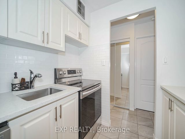 2322 - 633 Bay St