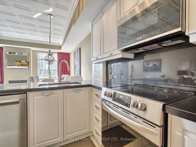 PH6 - 550 Front St W