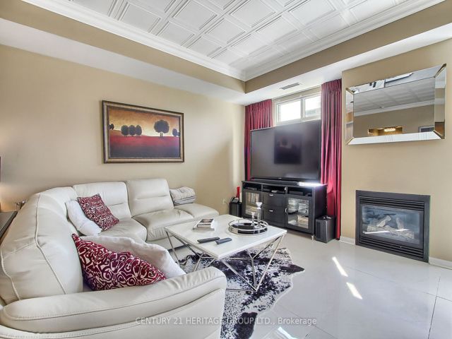 PH6 - 550 Front St W