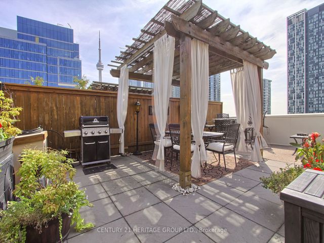 PH6 - 550 Front St W