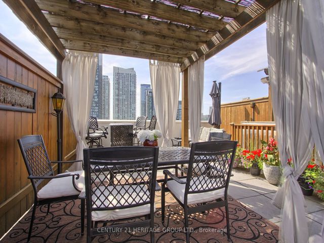 PH6 - 550 Front St W