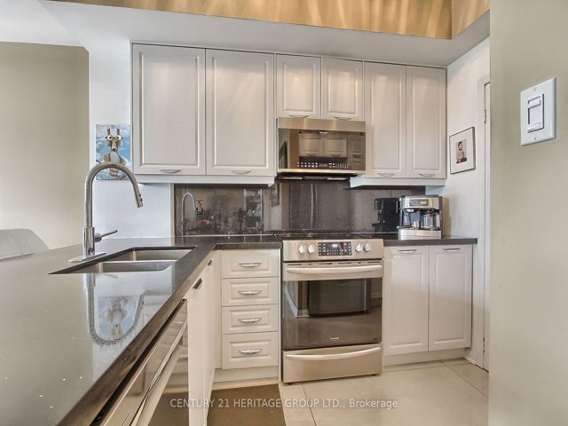 PH6 - 550 Front St W