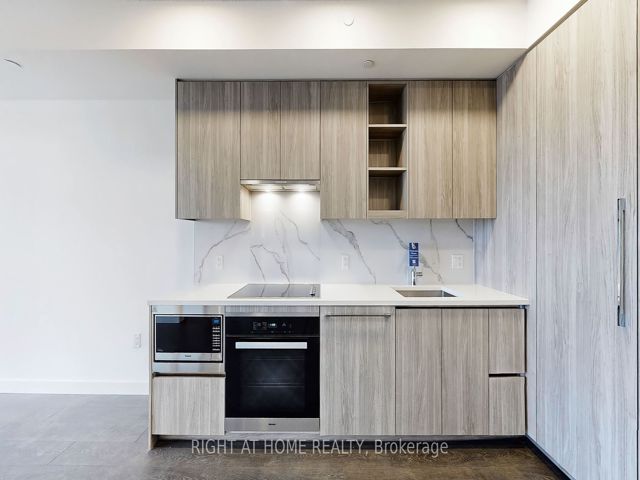2307 - 27 Mcmahon Dr