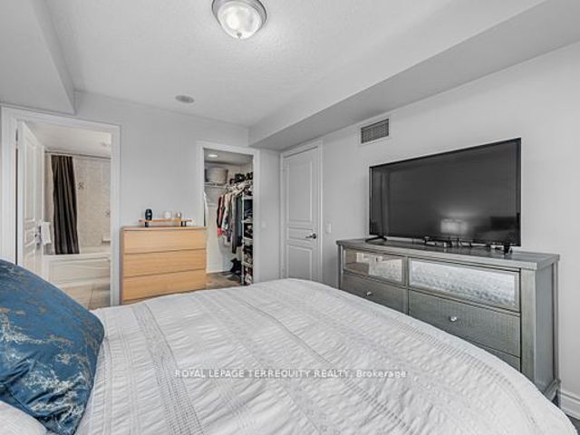 1719 - 15 Northtown Way