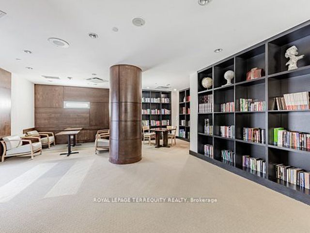 1719 - 15 Northtown Way