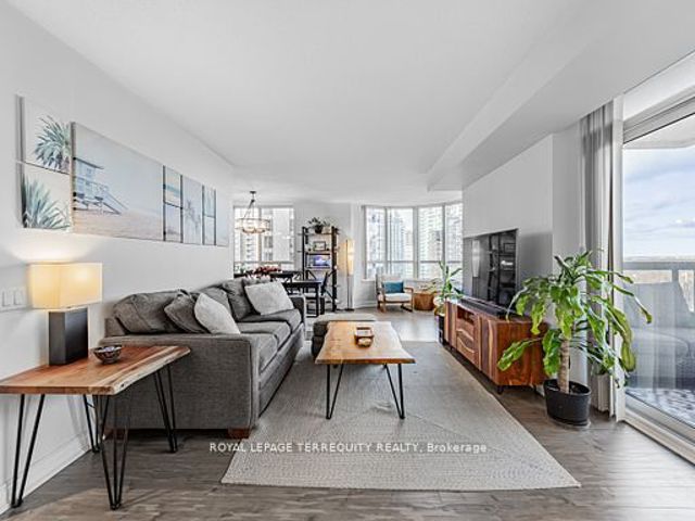 1719 - 15 Northtown Way