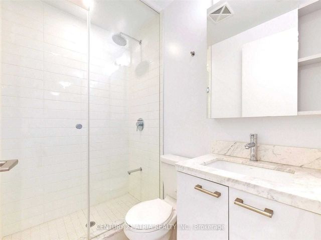 1710 - 2221 Yonge St