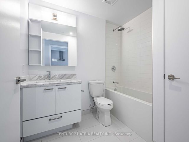 1710 - 2221 Yonge St