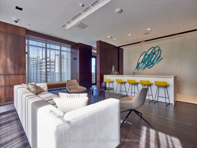 1115 - 15 Roehampton Ave