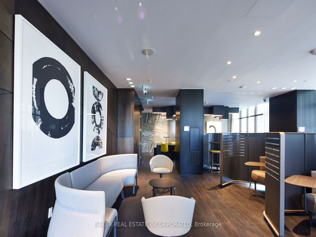 1115 - 15 Roehampton Ave