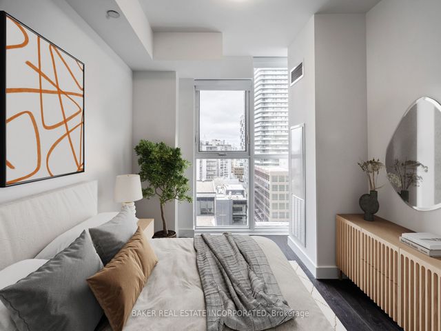 1115 - 15 Roehampton Ave