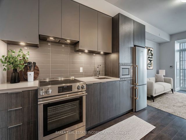 3303 - 15 Roehampton Ave