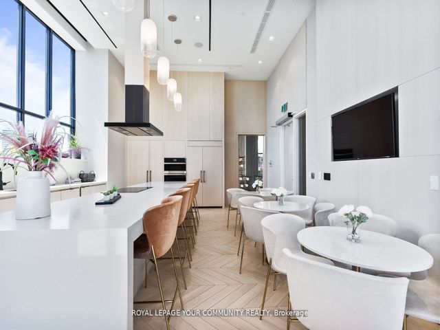 305 - 200 Redpath Ave