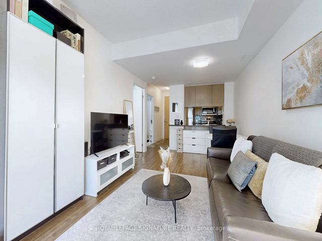 1004 - 70 Alexander St