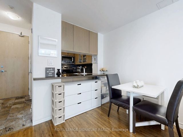 1004 - 70 Alexander St