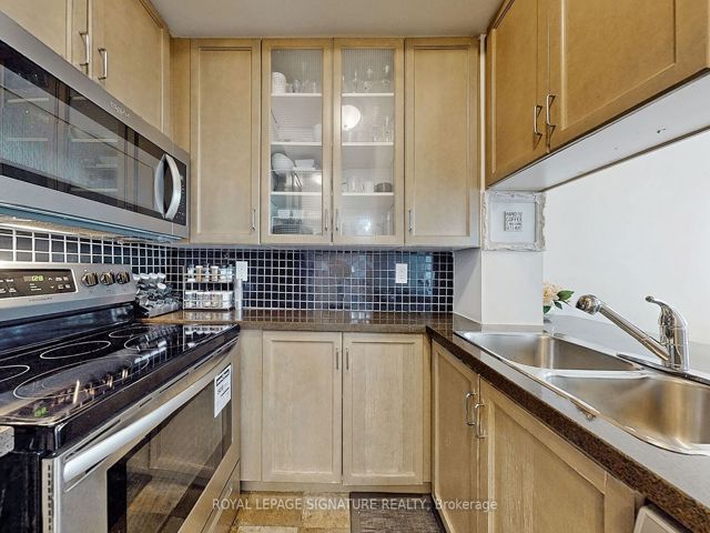 1004 - 70 Alexander St