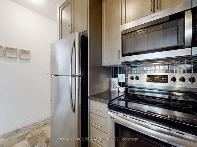 1004 - 70 Alexander St