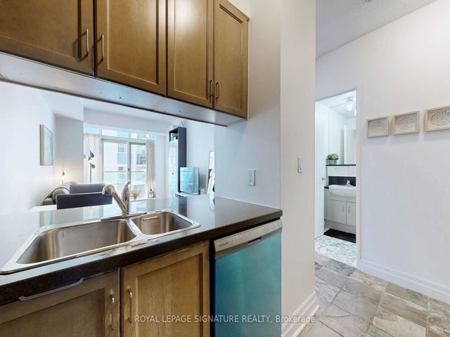 1004 - 70 Alexander St