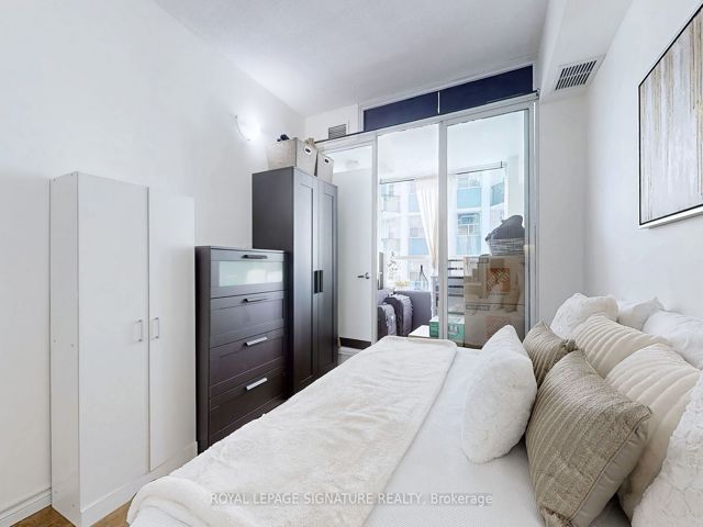 1004 - 70 Alexander St