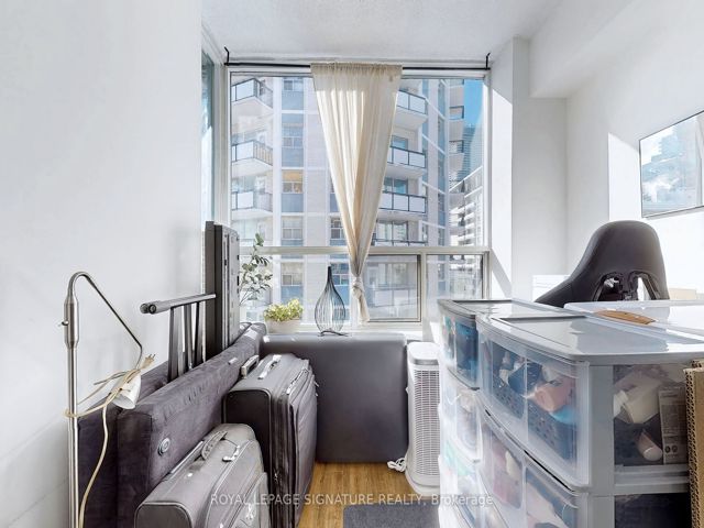 1004 - 70 Alexander St