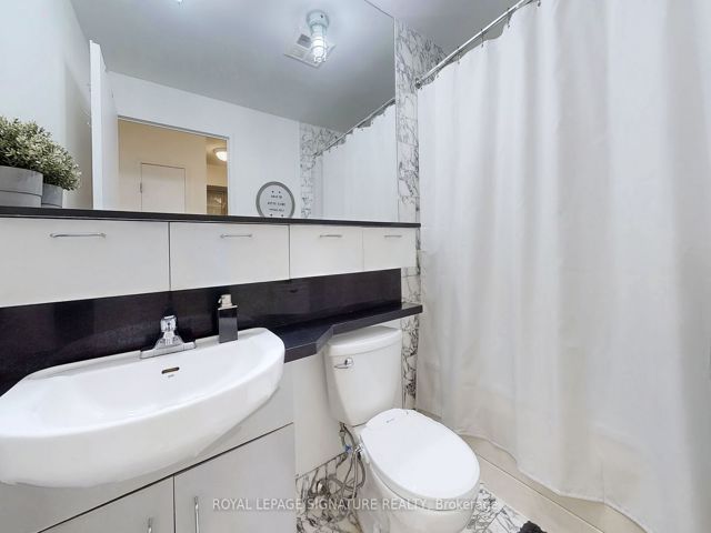 1004 - 70 Alexander St