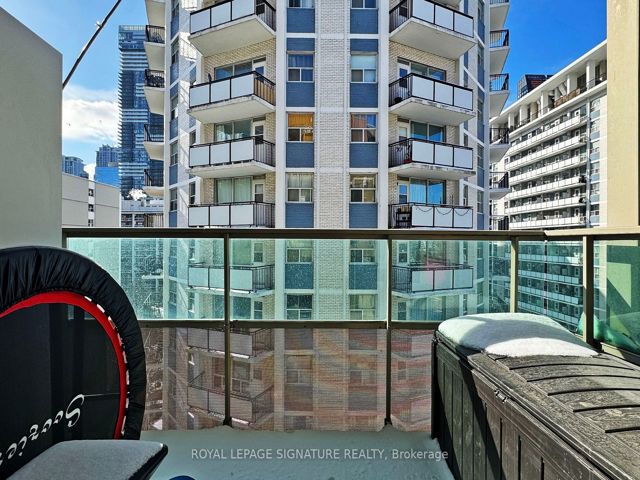 1004 - 70 Alexander St