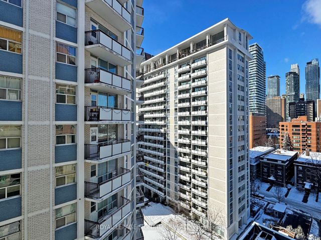 1004 - 70 Alexander St