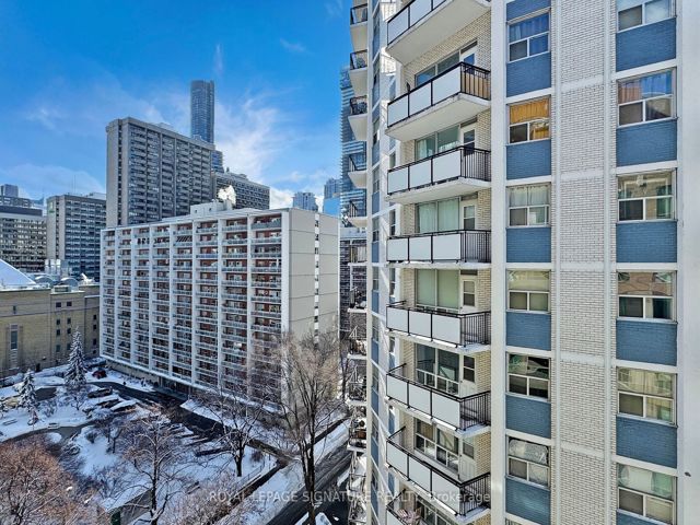 1004 - 70 Alexander St