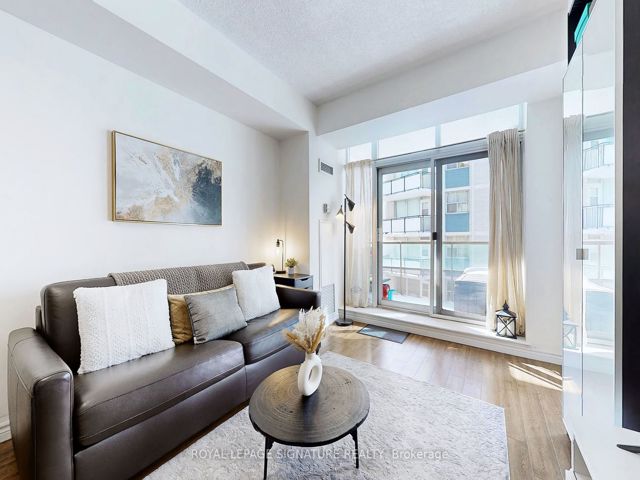 1004 - 70 Alexander St