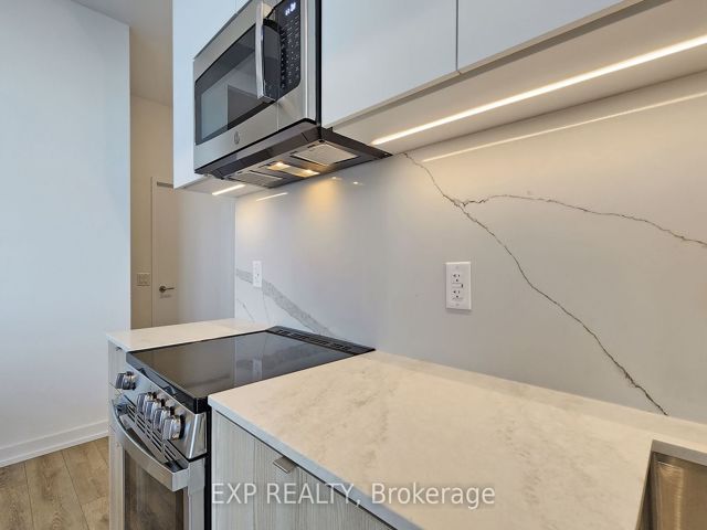 817 - 500 Dupont St