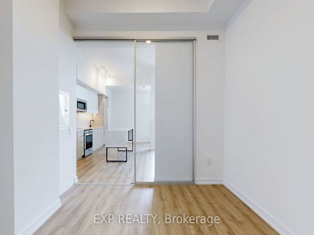 817 - 500 Dupont St